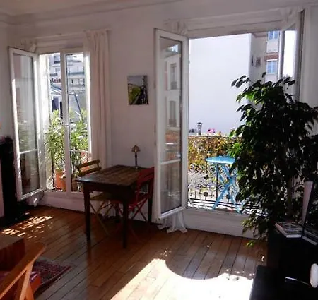 Beau 2 Pieces Avec Balcon Parc Des Buttes Chaumont Parigi